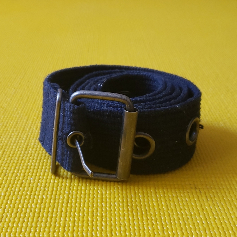 Grommet belt